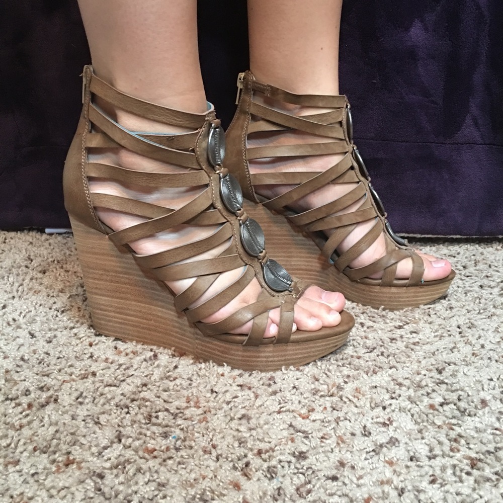 Miranda Lambert Tan Wedges